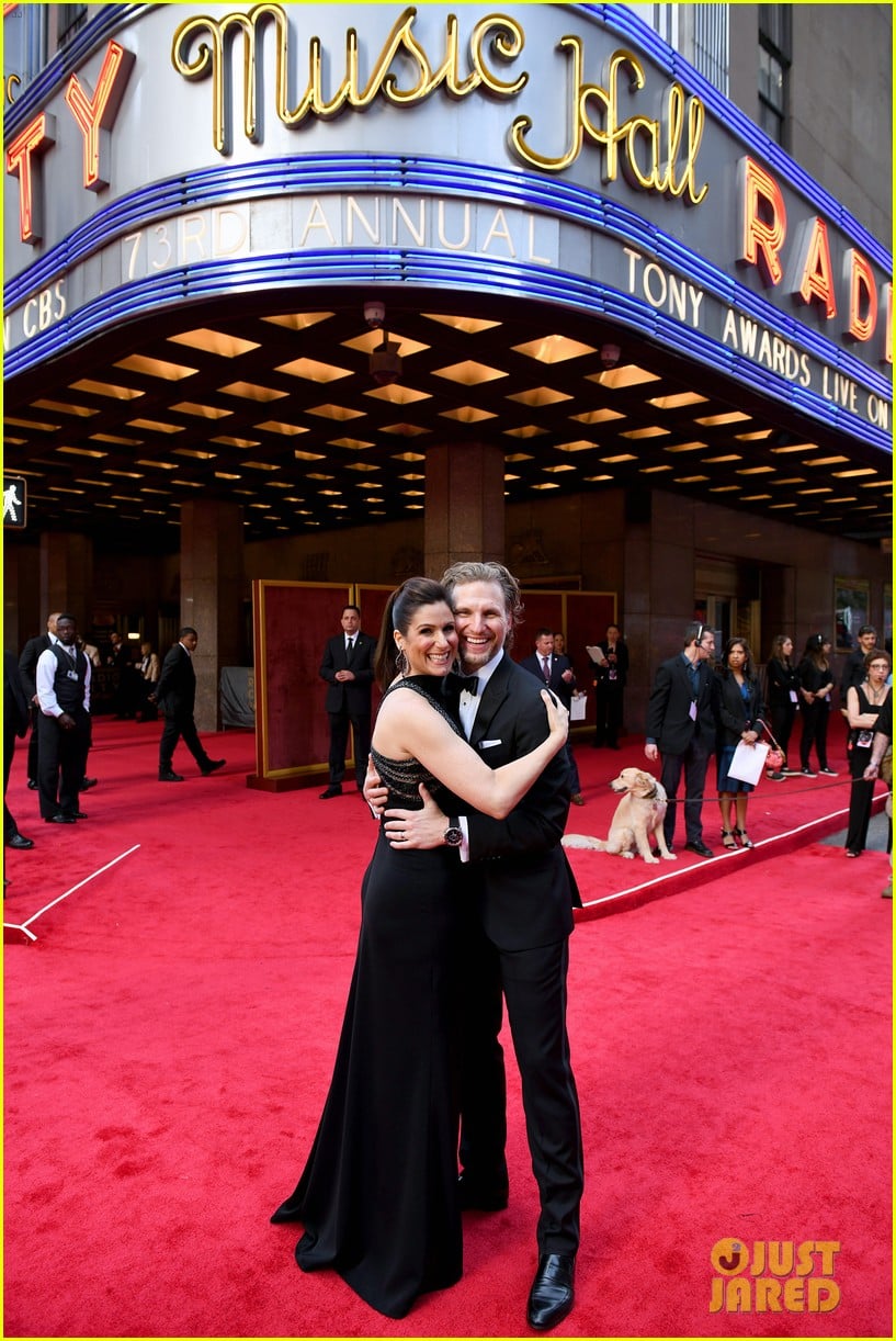 Photo stephanie j block sebastian arcelus tony awards 2019 11 Photo