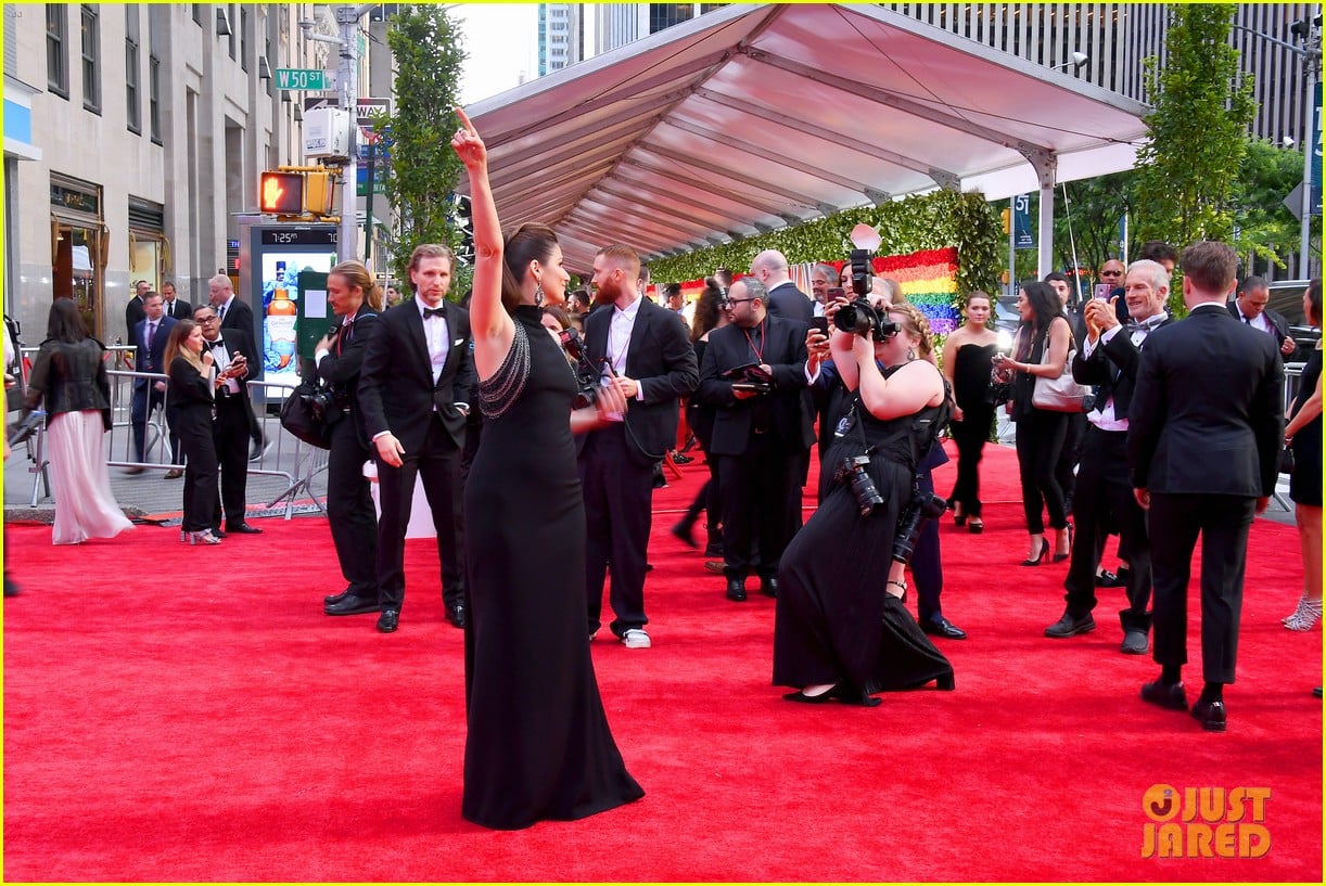 Photo stephanie j block sebastian arcelus tony awards 2019 20 Photo