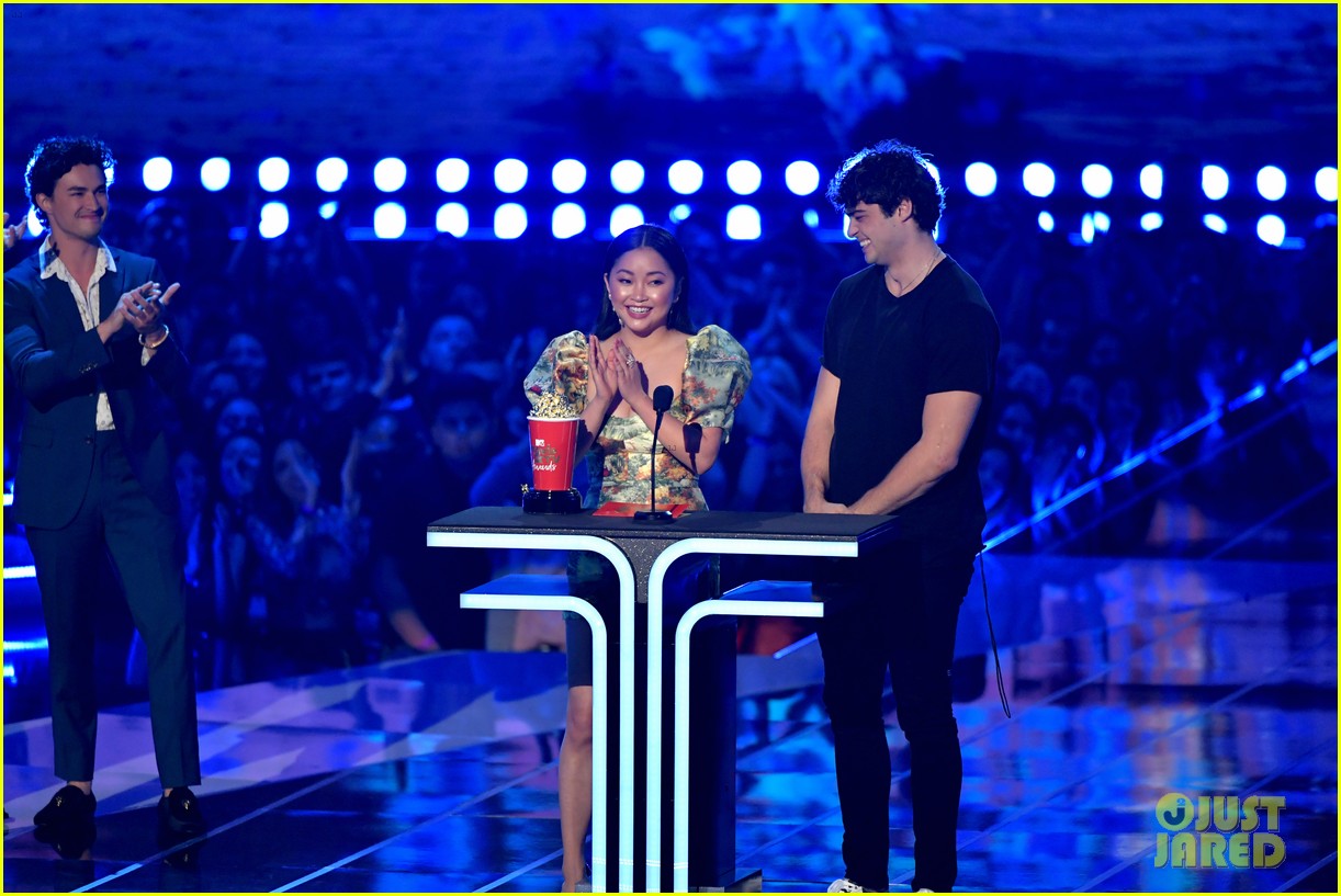 Noah Centineo Thanks Lana Condor's Lips While Winning Best Kiss at MTV