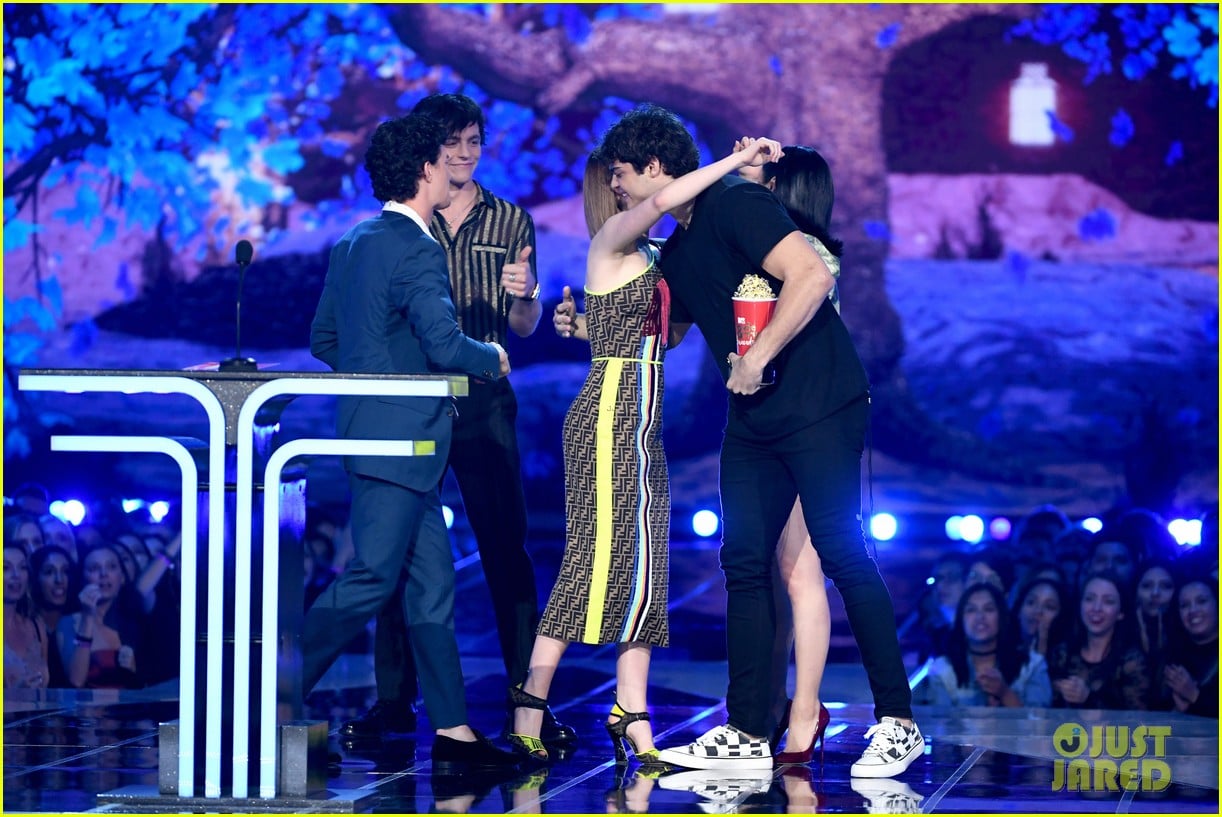 Noah Centineo Thanks Lana Condor's Lips While Winning Best Kiss at MTV(02)