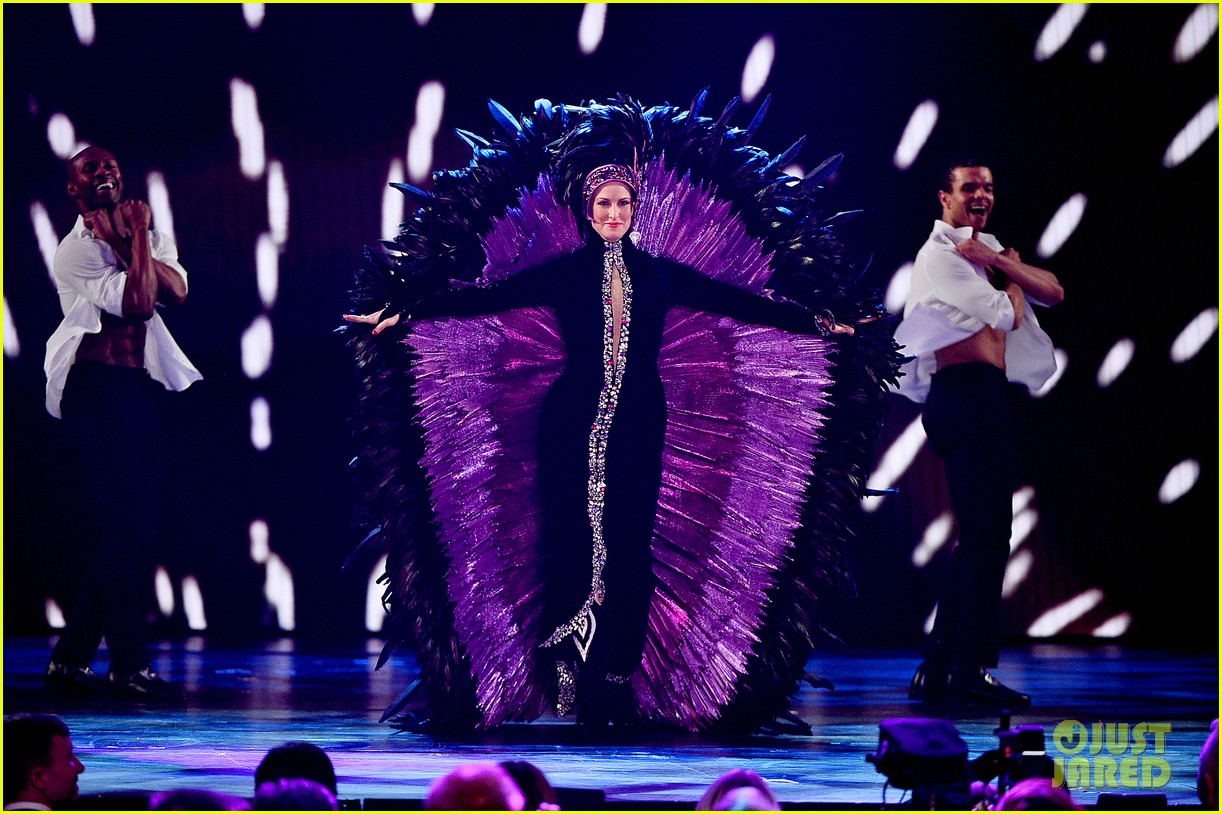 Stephanie J Block Performs Cher S Believe At Tony Awards 19 Video Photo 19 Tony Awards Micaela Diamond Stephanie J Block Teal Wicks Tony Awards Pictures Just Jared