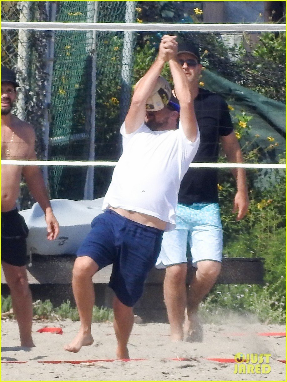 Photo leonardo dicaprio gets hit in the face with a volleyball 03