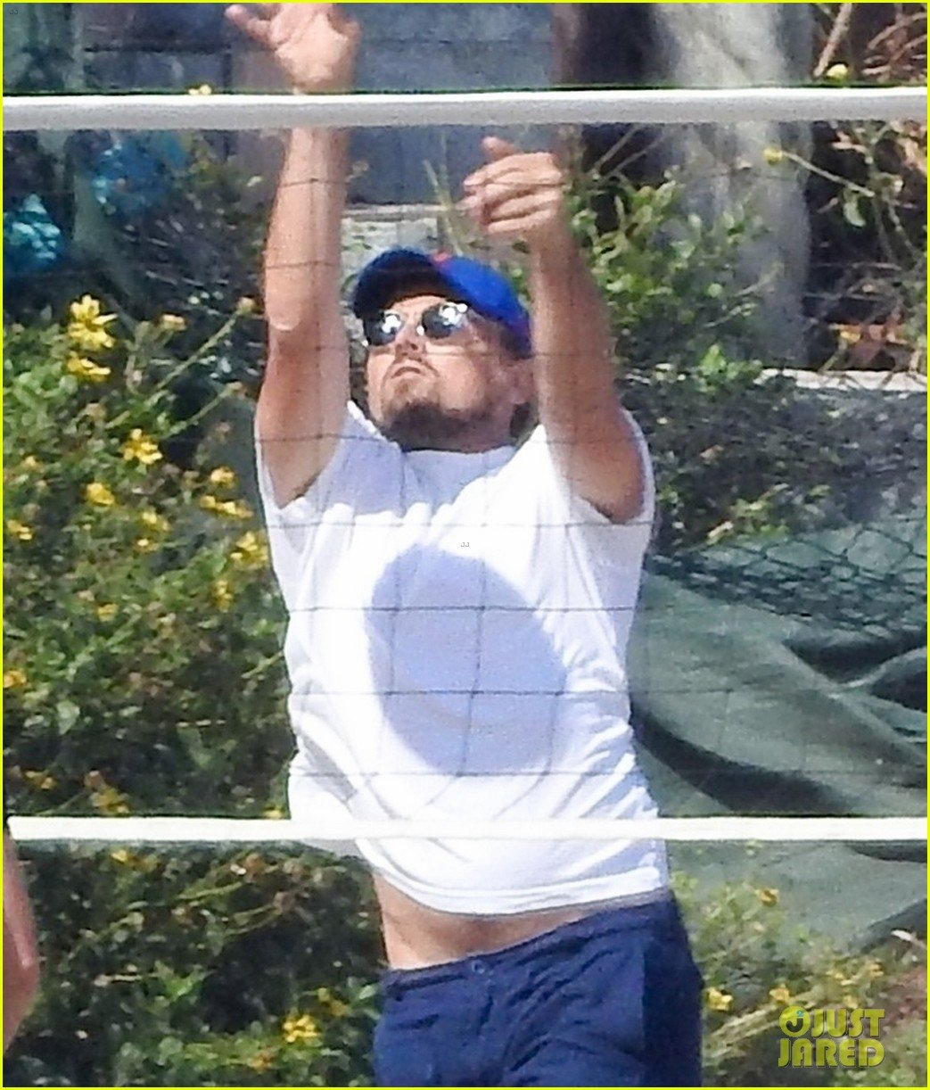 Photo leonardo dicaprio gets hit in the face with a volleyball 04