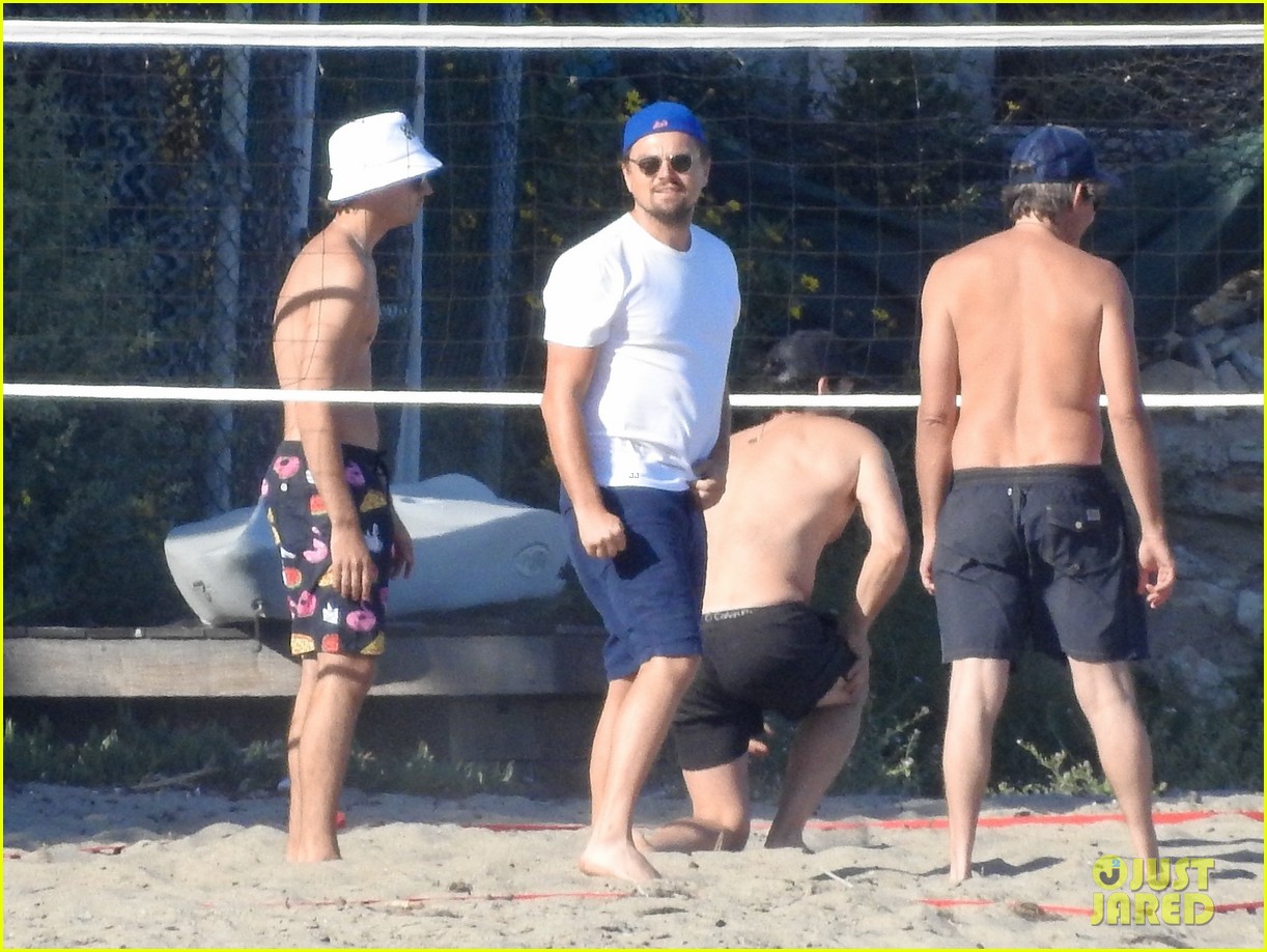 Photo leonardo dicaprio gets hit in the face with a volleyball 05
