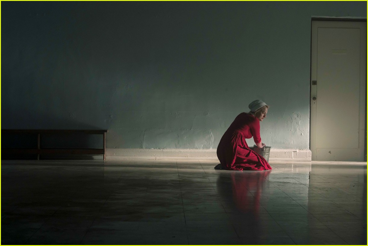 Photo: elisabeth moss the handmaids tale season 3 photos 11 | Photo