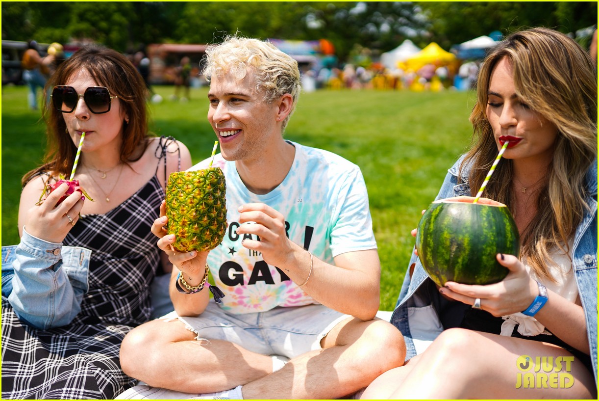 Photo: tommy dorfman hangs with kaia gerber after kicking off pride