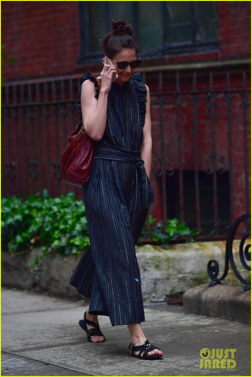 Katie Holmes Braves the Rain While Taking a Stroll in NYC: Photo