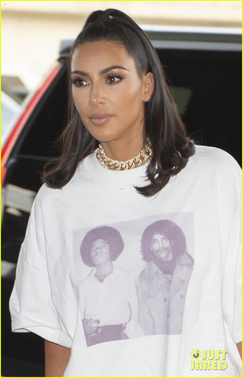 kim kardashian wears michael jackson prince shirt jfk airport 044314312