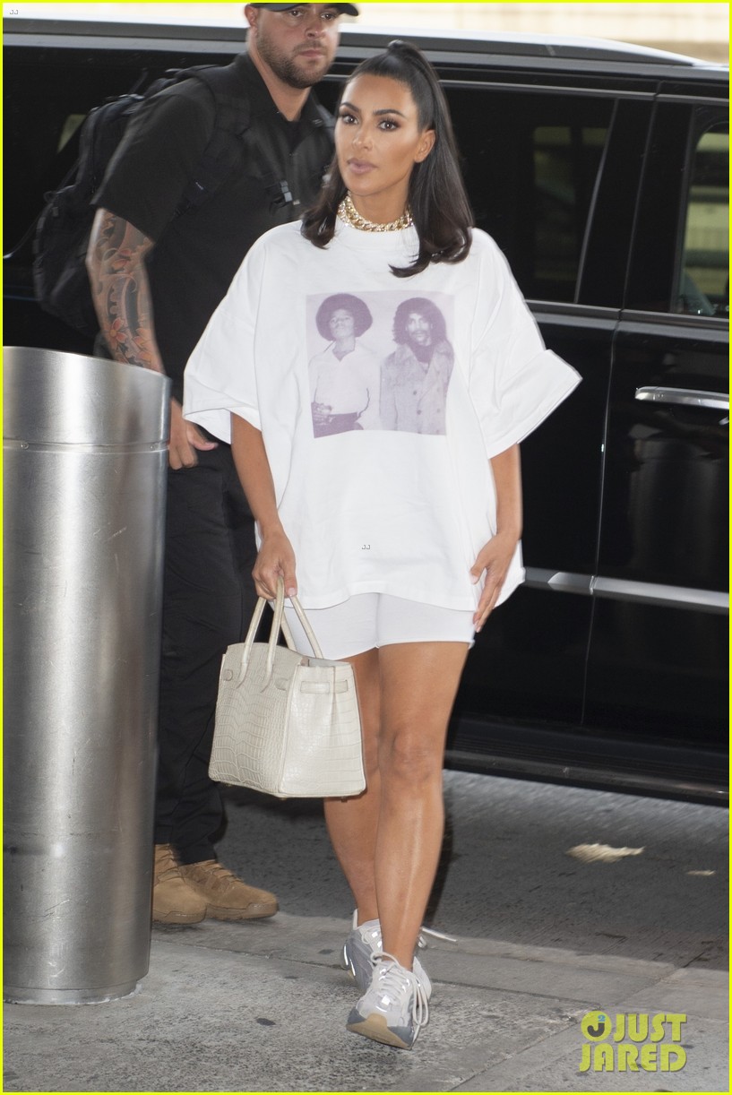 kim kardashian wears michael jackson prince shirt jfk airport 054314313