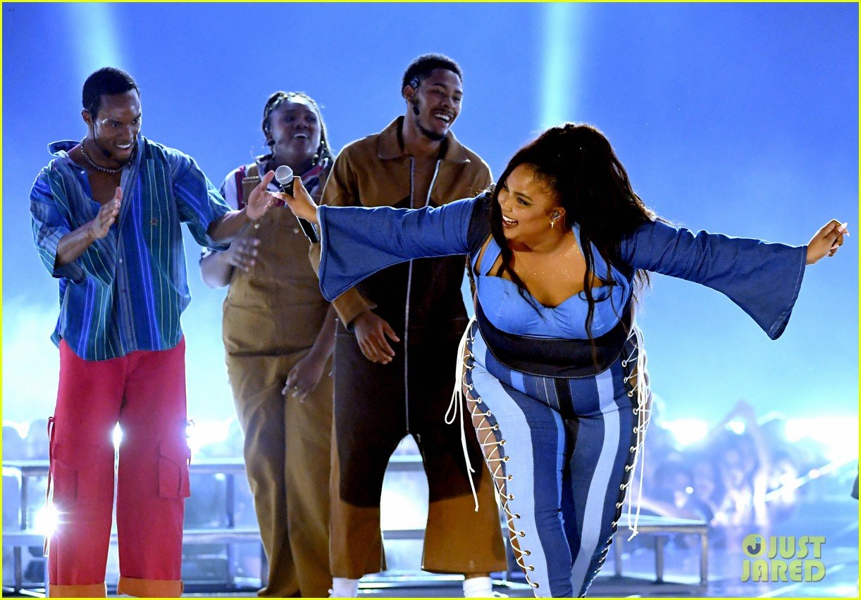 Lizzo Channels 'Sister Act 2' With 'Juice' Performance at MTV Movie