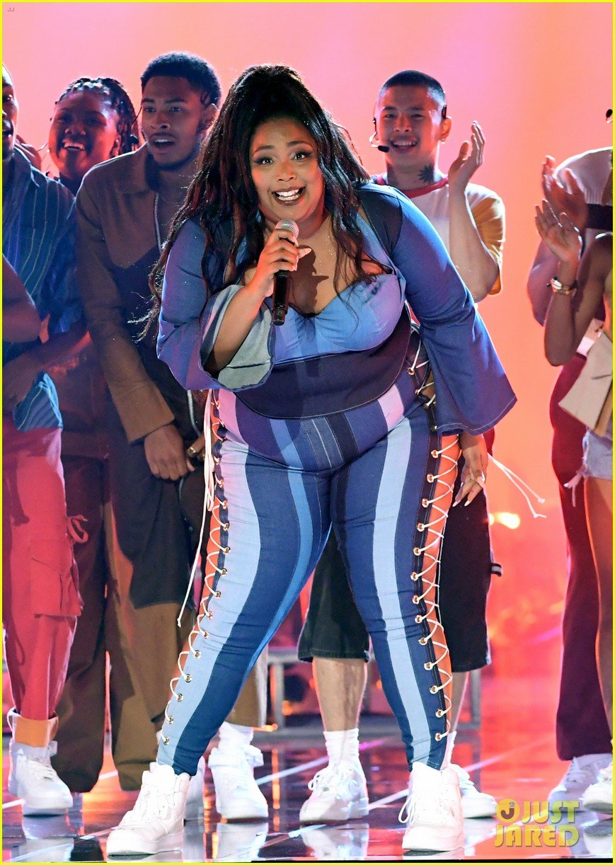 Lizzo Channels 'Sister Act 2' With 'Juice' Performance at MTV Movie