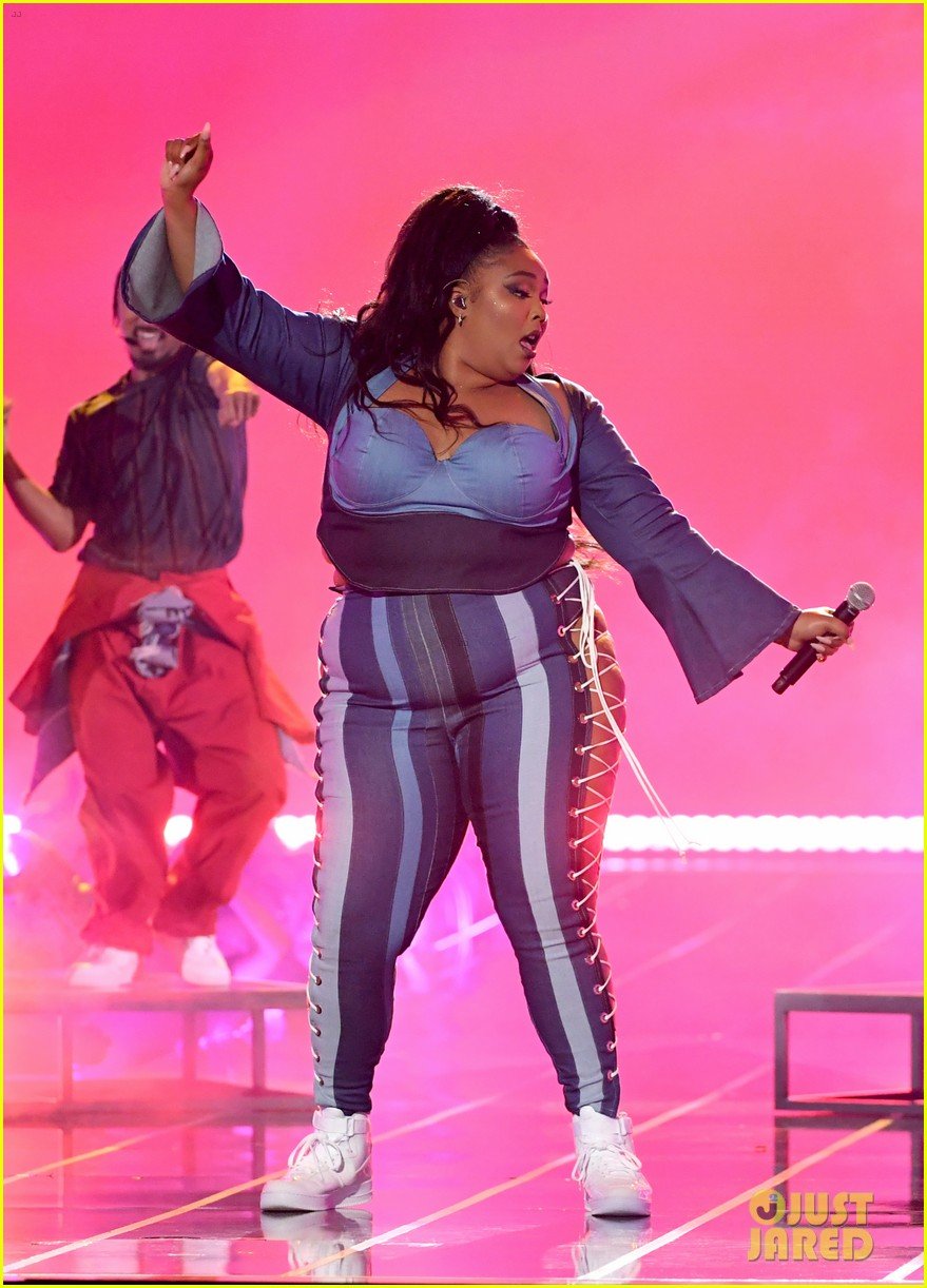 Lizzo Channels 'Sister Act 2' With 'Juice' Performance at MTV Movie