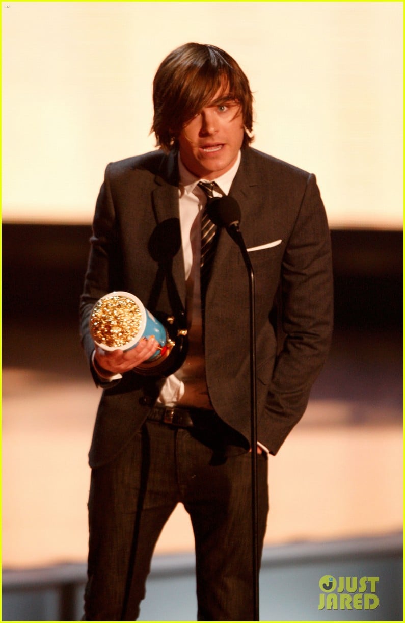 Look Back at MTV Movie Awards Red Carpet Photos From 10 Years Ago(02)