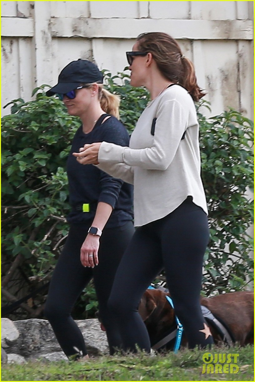 Reese Witherspoon & Jennifer Garner Go Hiking Together Photo 4312738