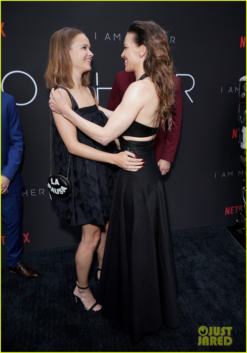 Photo: hilary swank celebrates premiere of netflix series i am mother