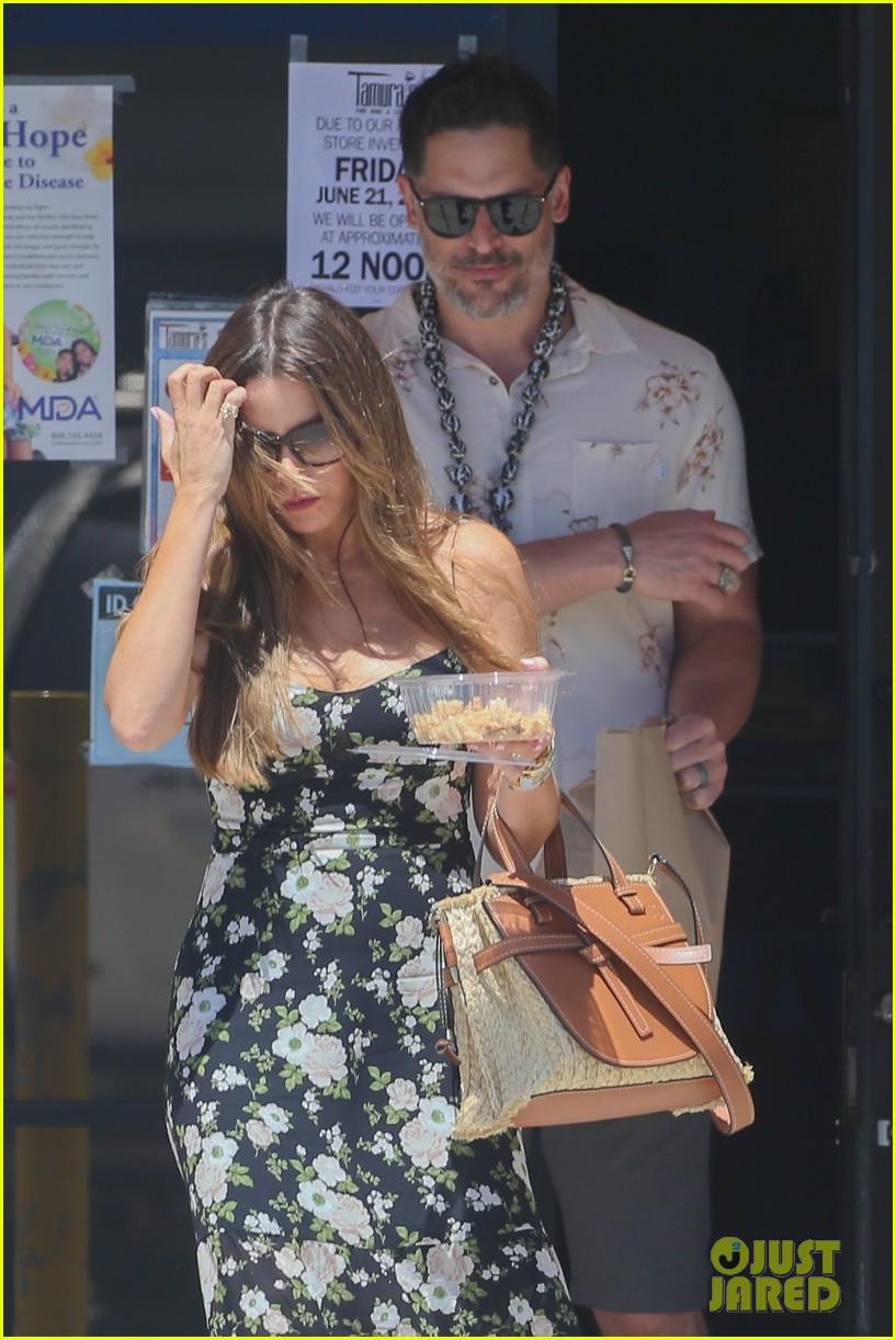 Sofia Vergara & Joe Manganiello Enjoy Vacation in Hawaii! Photo(02)
