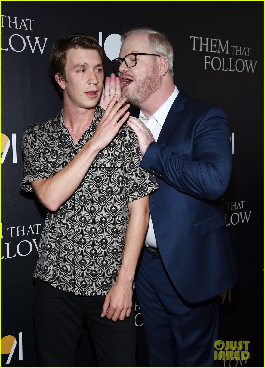 Photo: kaitlyn dever alice englert them that follow premiere 02 | Photo