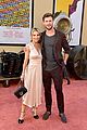 chris hemsworth sofia vergara spouses once upon time hollywood premiere 01