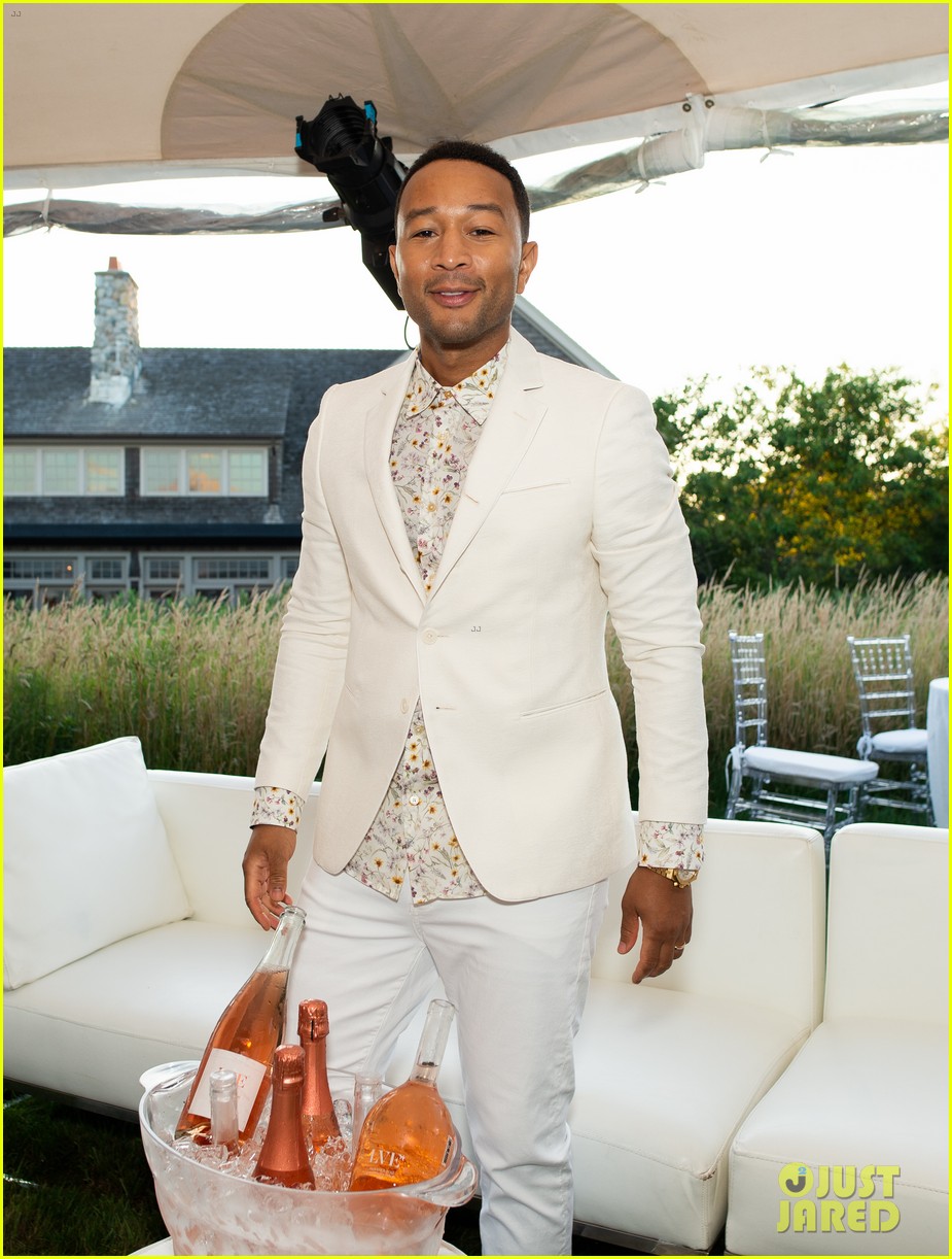 Photo john legend tests new crab dip recipe with wife chrissy teigen