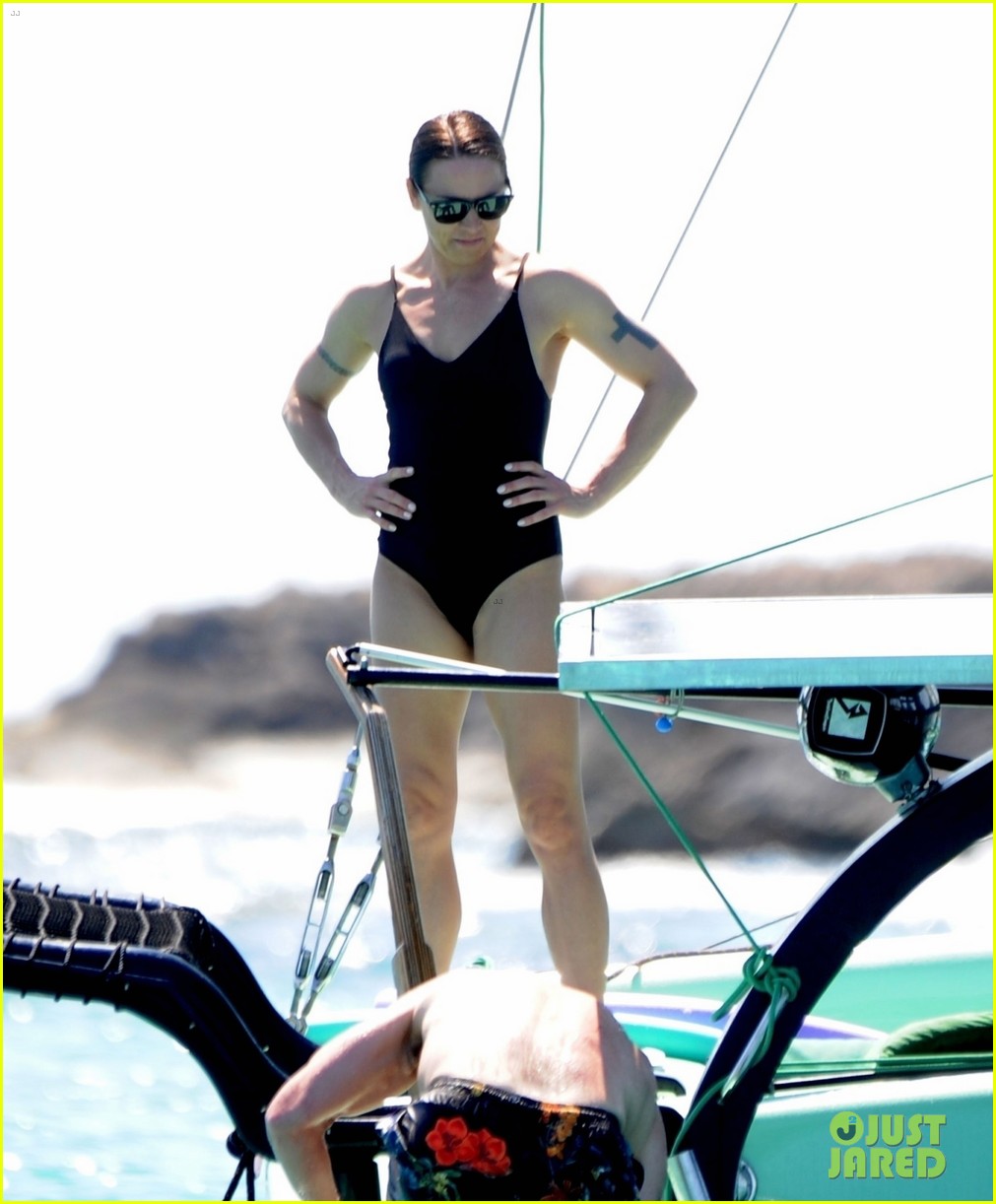 melanie c shows off her swimsuit bod with joe marshall in ibiza 024323570
