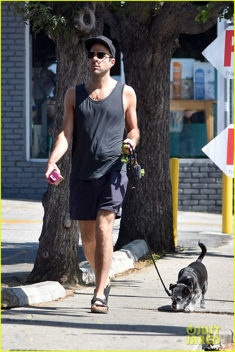 Zachary Quinto Takes His Dog for a Walk in L.A. Photo 4321573
