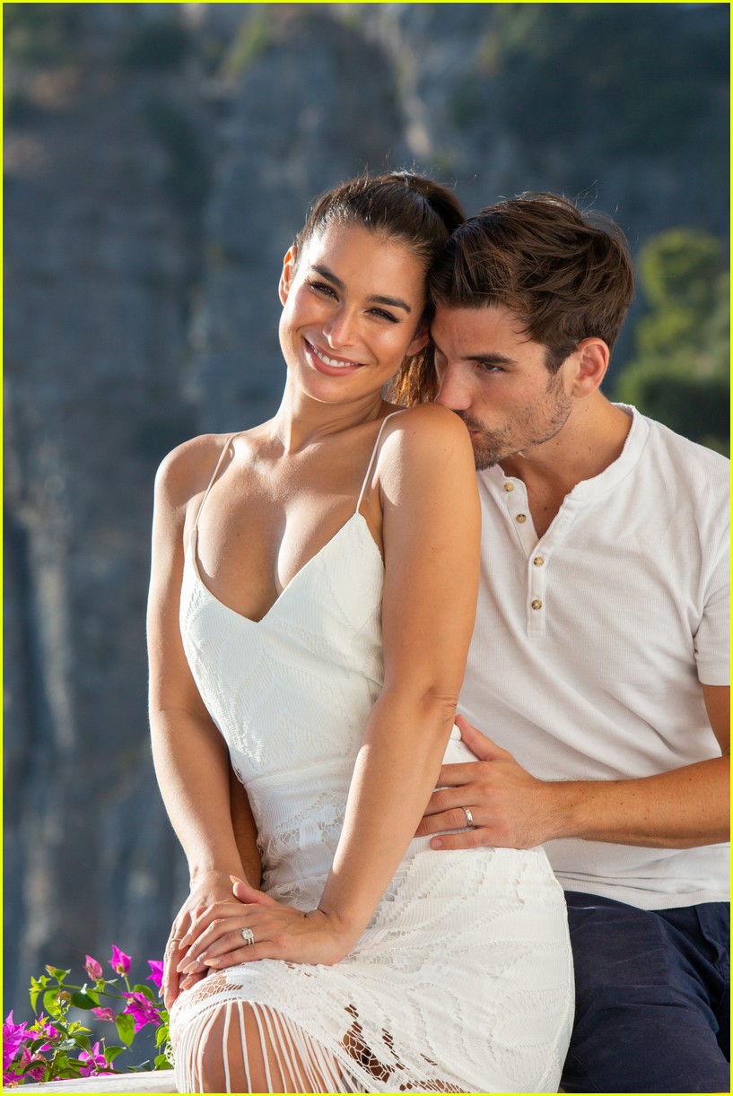 'Bachelor In Paradise' Stars Ashley & Jared Haibon Enjoy a(01)