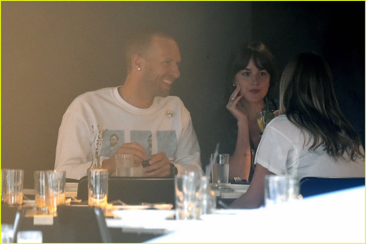 Chris Martin & Dakota Johnson Enjoy a Dinner Date in NYC Photo 4341593