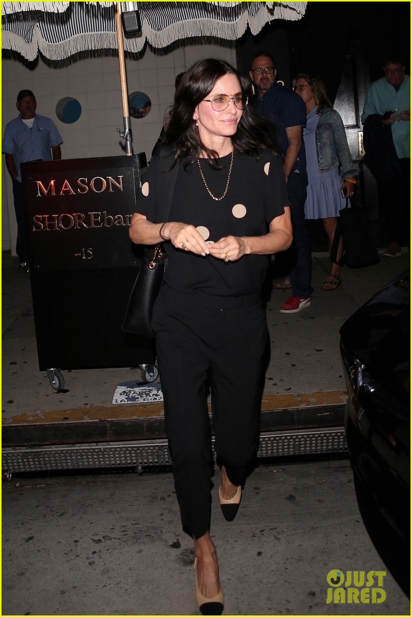 Courteney Cox Meets Up with Friends for Dinner in Santa Monica: Photo