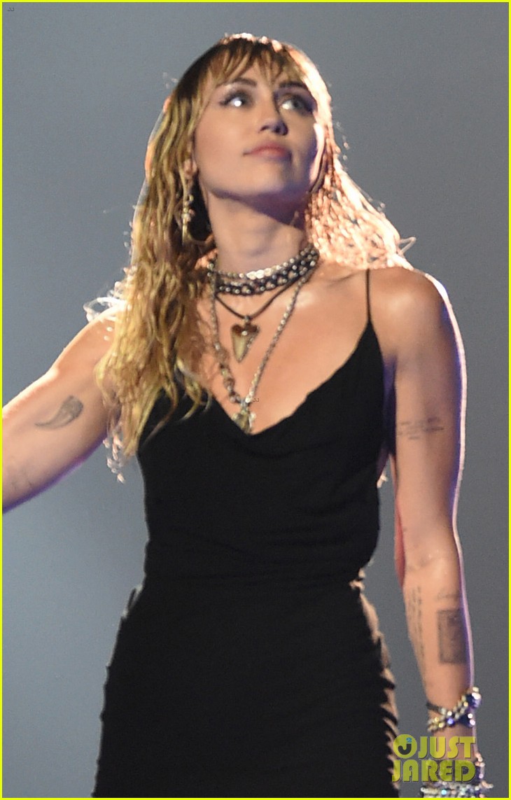 Miley Cyrus Gives Emotional Performance of 'Slide Away' at MTV VMAs(01)