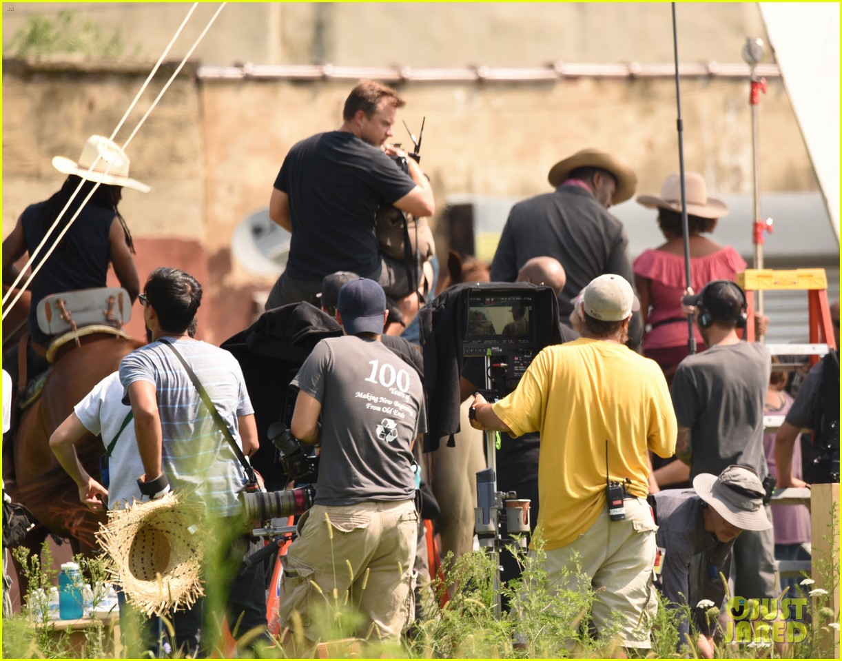 Idris Elba Rides a Horse for 'Concrete Cowboys' Filming Photo 4332511