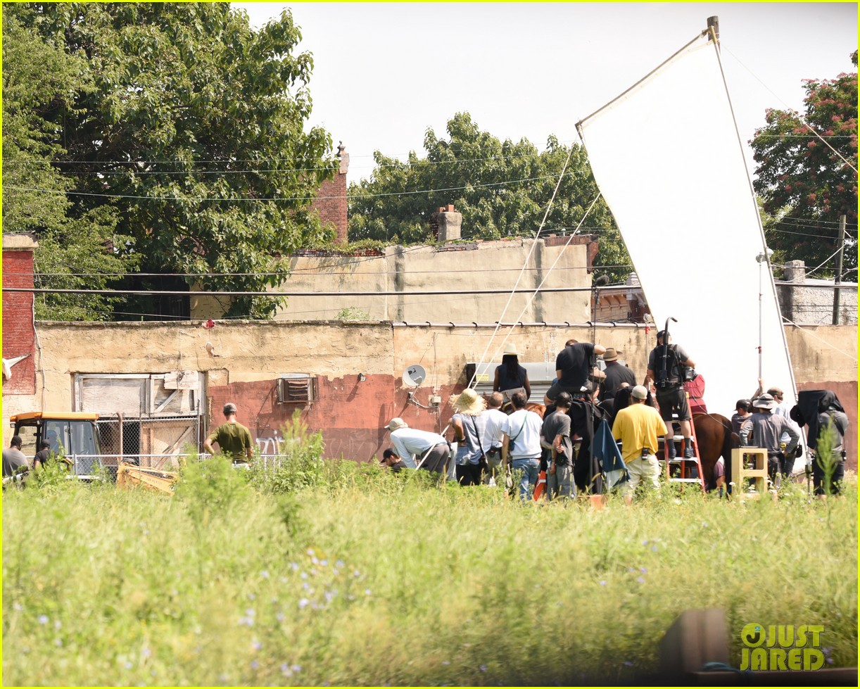 Idris Elba Rides a Horse for 'Concrete Cowboys' Filming Photo 4332513