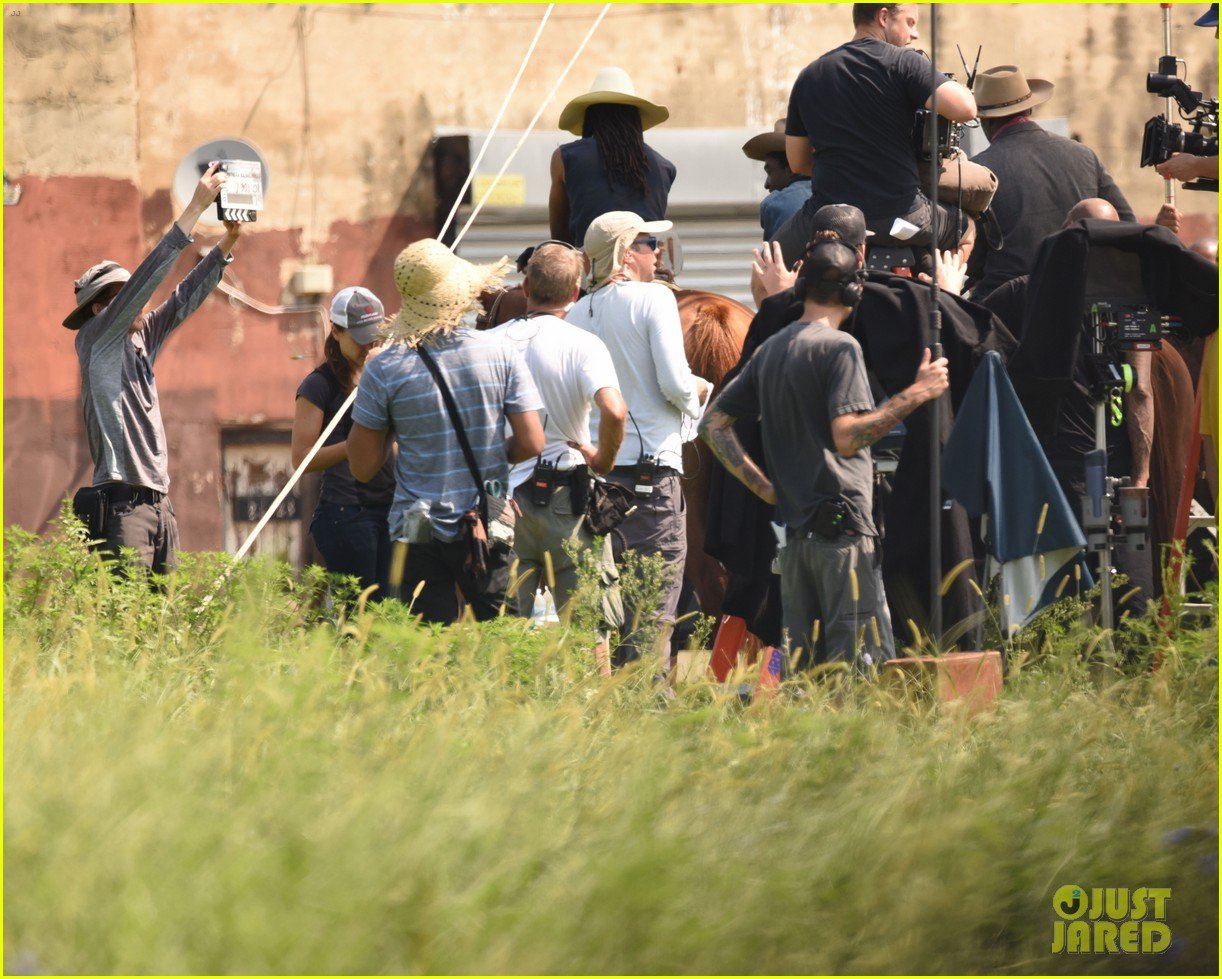 Idris Elba Rides a Horse for 'Concrete Cowboys' Filming Photo 4332514