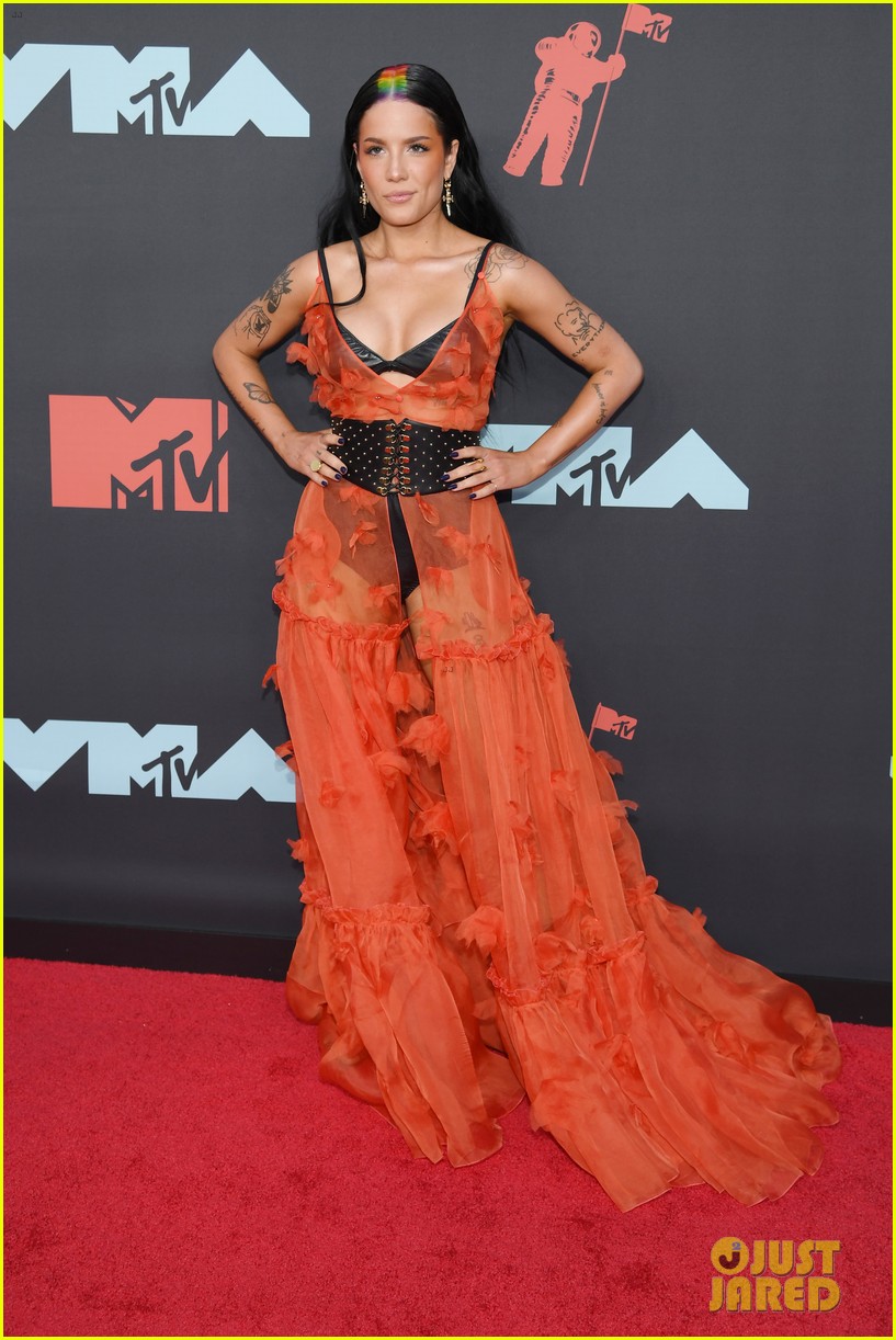 Halsey Rocks Rainbow Roots on the Red Carpet at MTV VMAs 2019 Photo