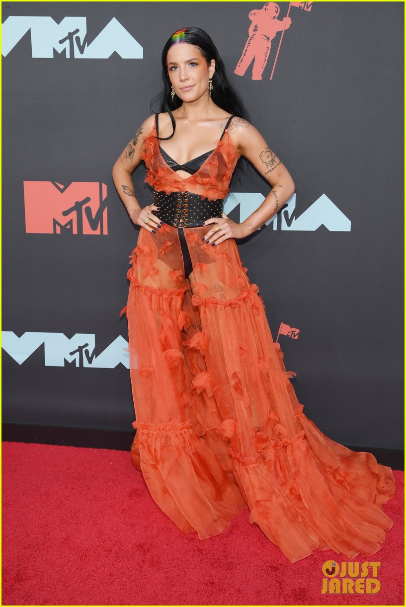 Halsey Rocks Rainbow Roots on the Red Carpet at MTV VMAs 2019 Photo