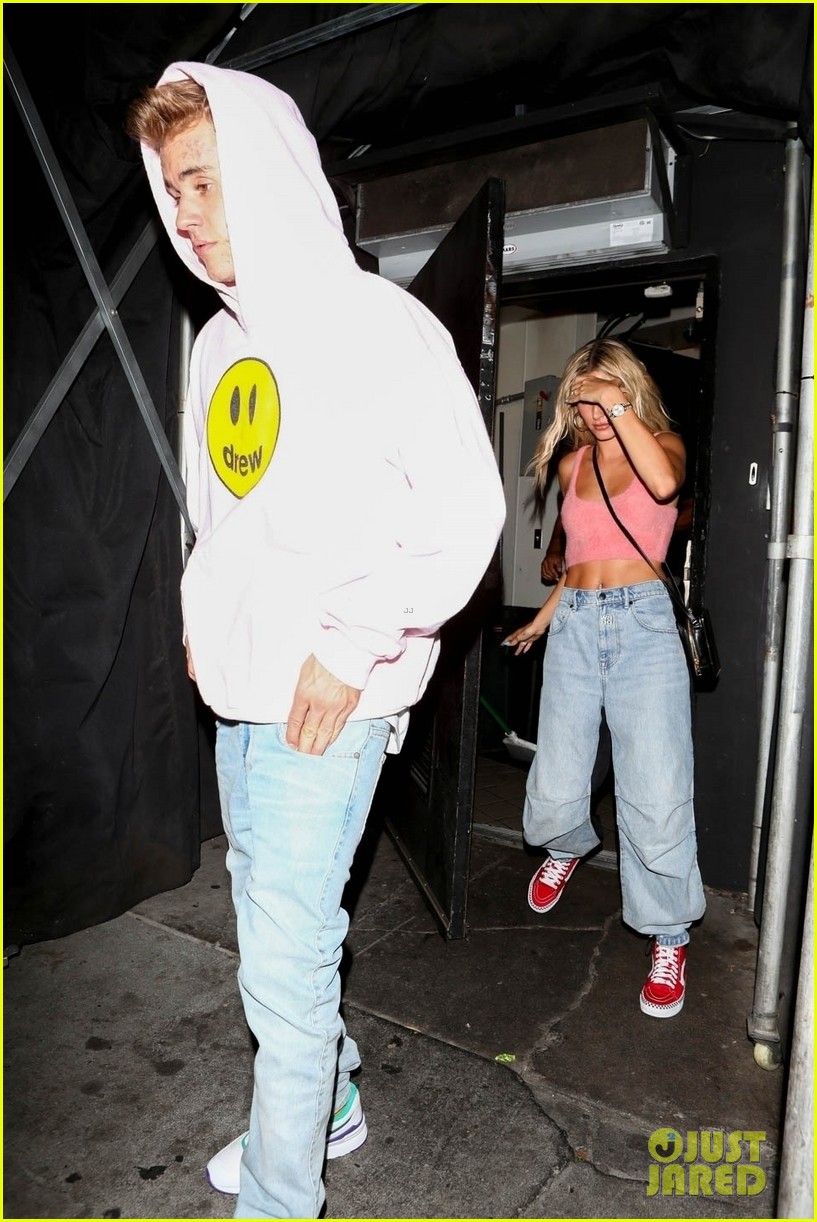 Kendall Jenner & Khloe Kardashian Join the Biebers for Fun Friday Night(00)