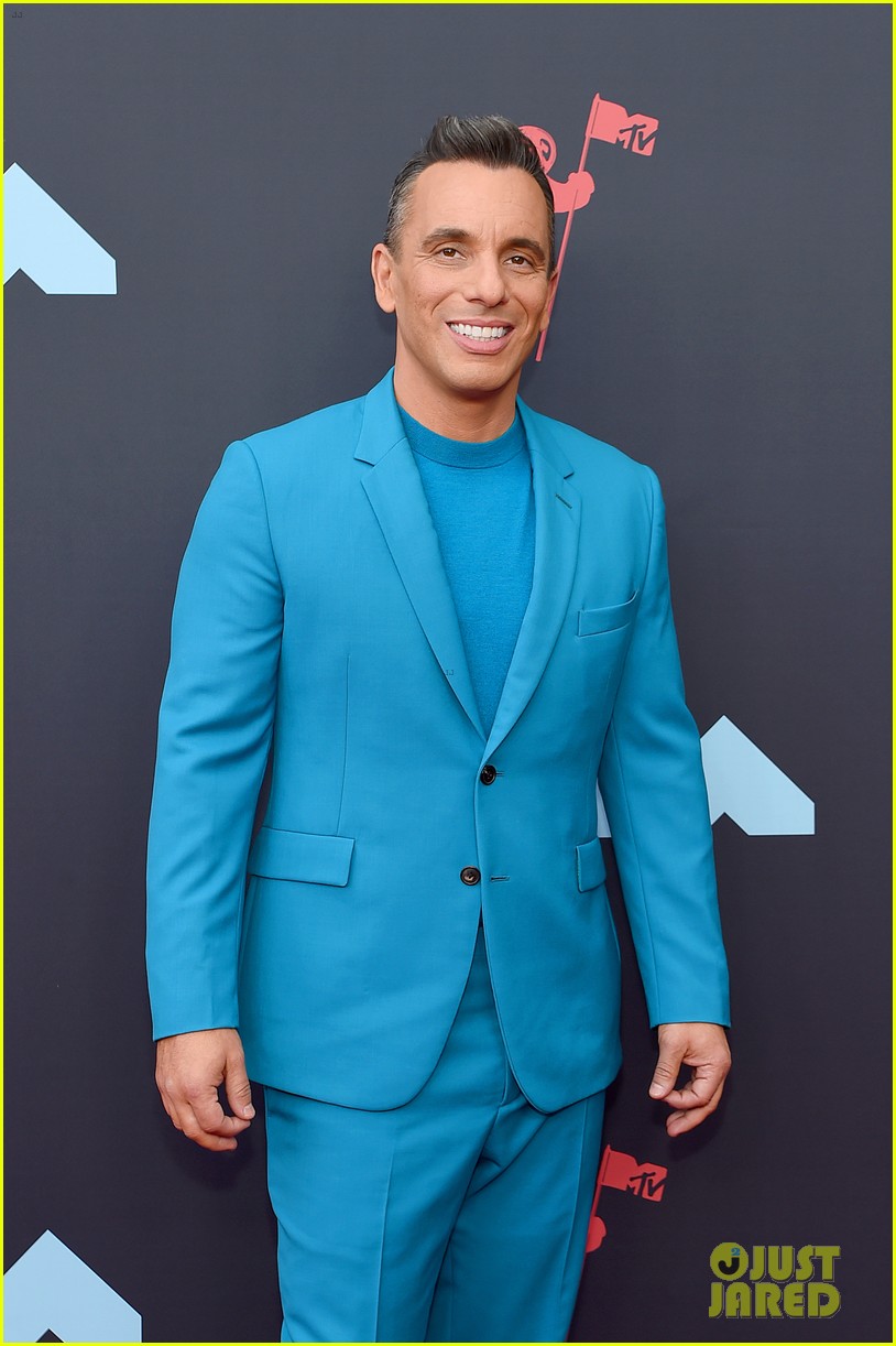 Host Sebastian Maniscalco Arrives with Wife Lana Gomez at MTV VMAs 2019(02)