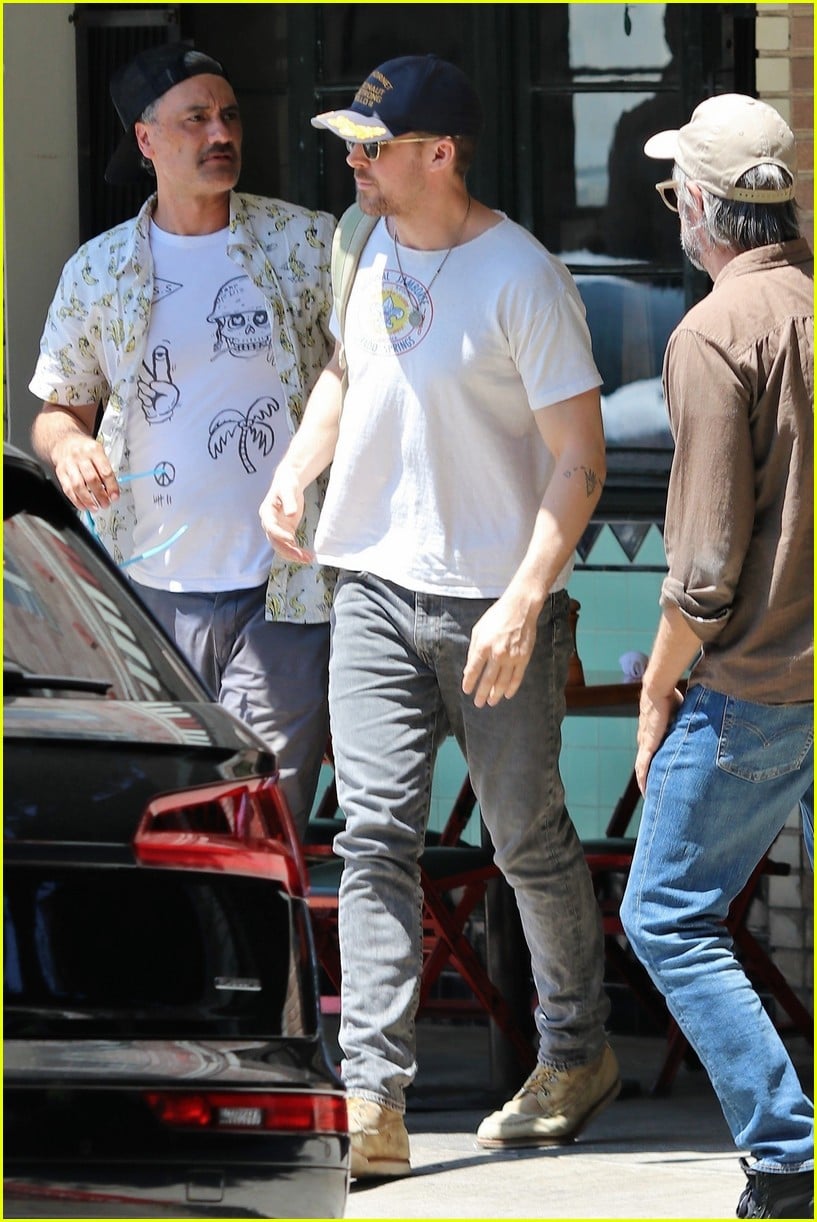 ryan gosling meets up with director for lunch 01