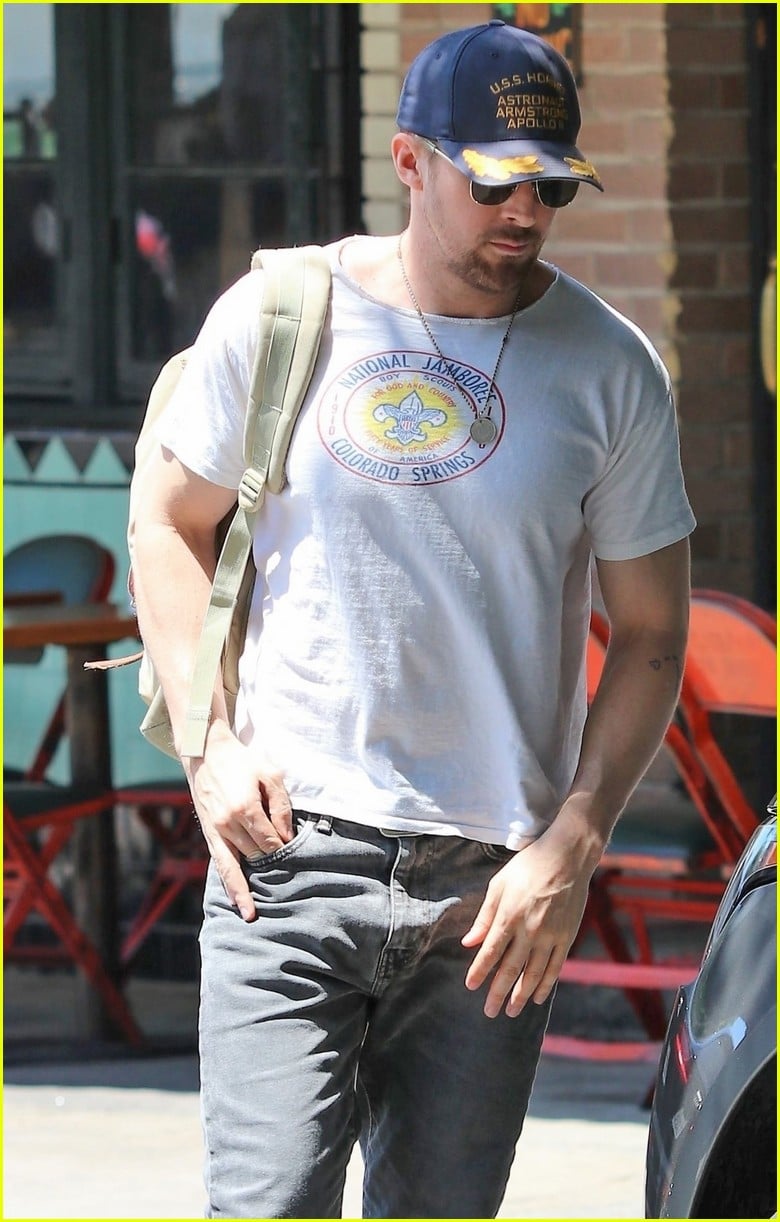 ryan gosling meets up with director for lunch 024336806