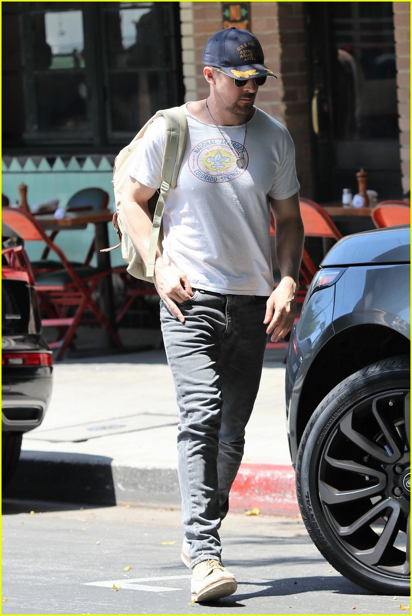 ryan gosling meets up with director for lunch 03