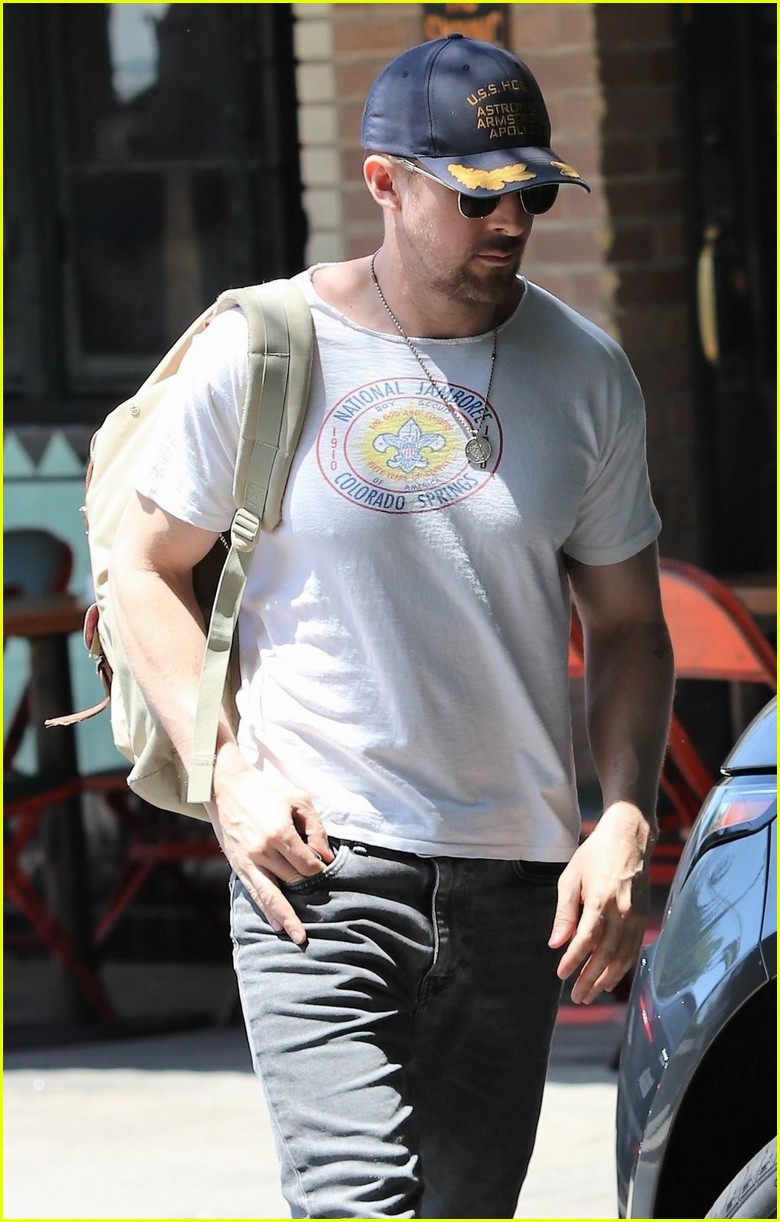 ryan gosling meets up with director for lunch 07