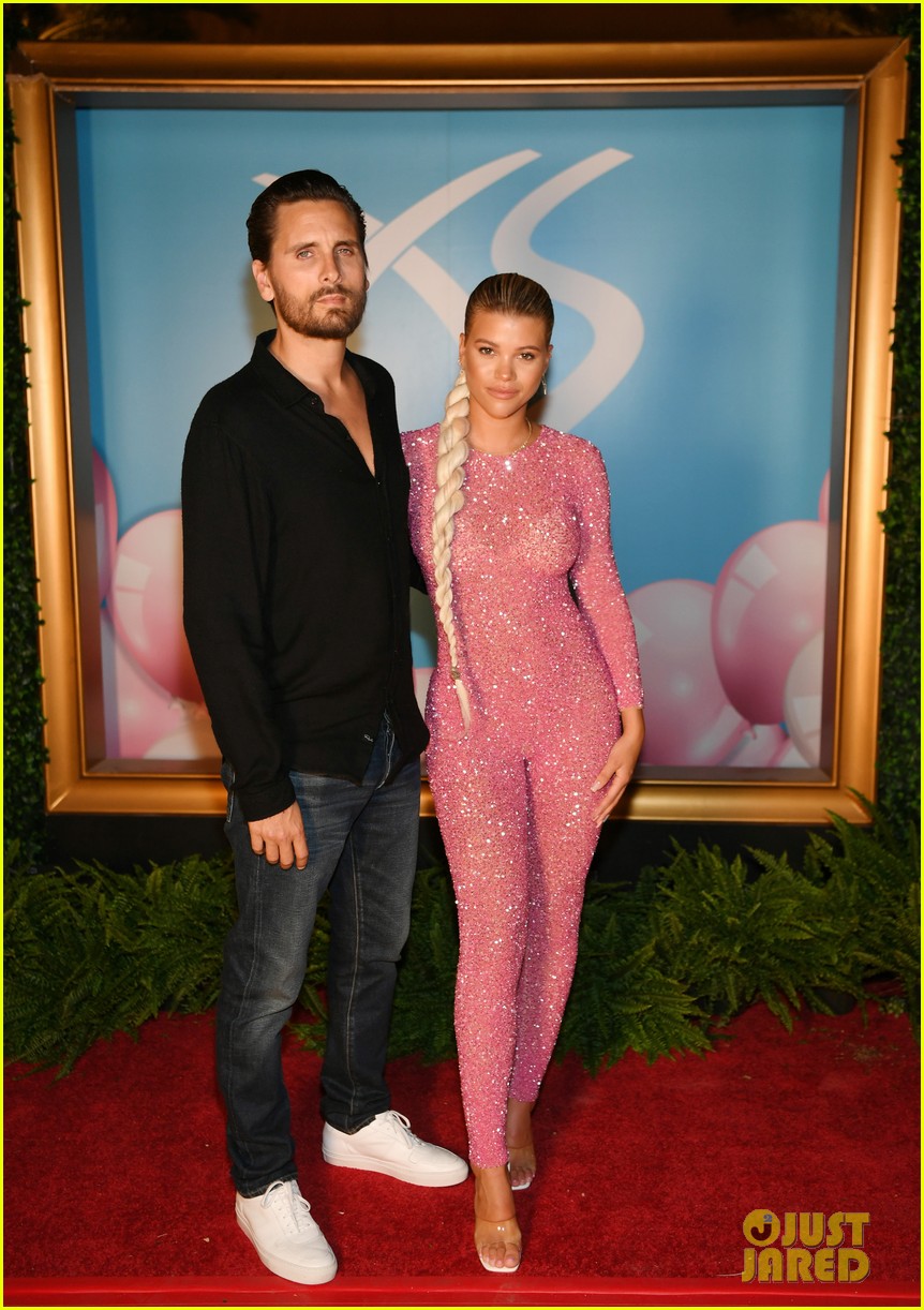 The Chainsmokers Get Whole Club To Sing 'Happy Birthday' To Sofia(00)