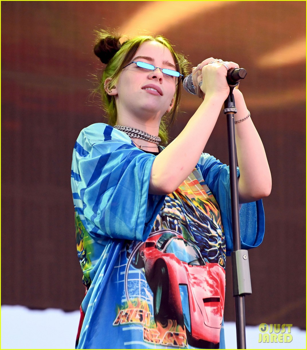 Billie Eilish Powers Through Performance After Injuring Her Leg at