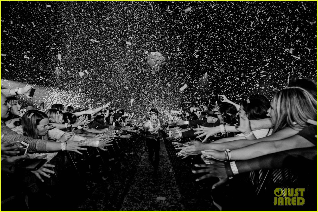 Photo camila cabello makes surprise appearance shawn mendes concert