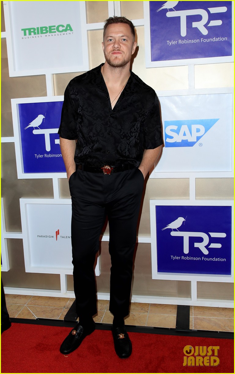 Photo alexandra daddario dan reynolds support good cause 09 Photo