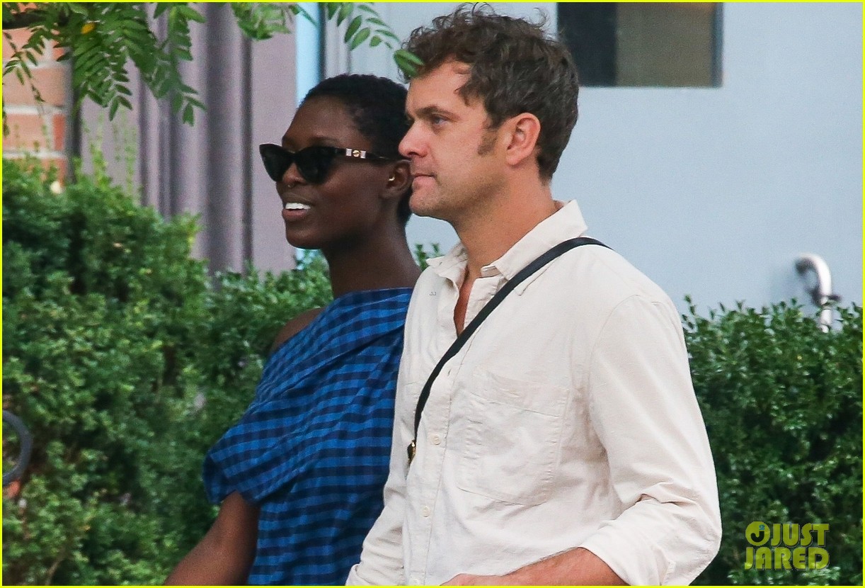 Joshua Jackson & Jodie TurnerSmith Couple Up For Shopping Trip at(01)