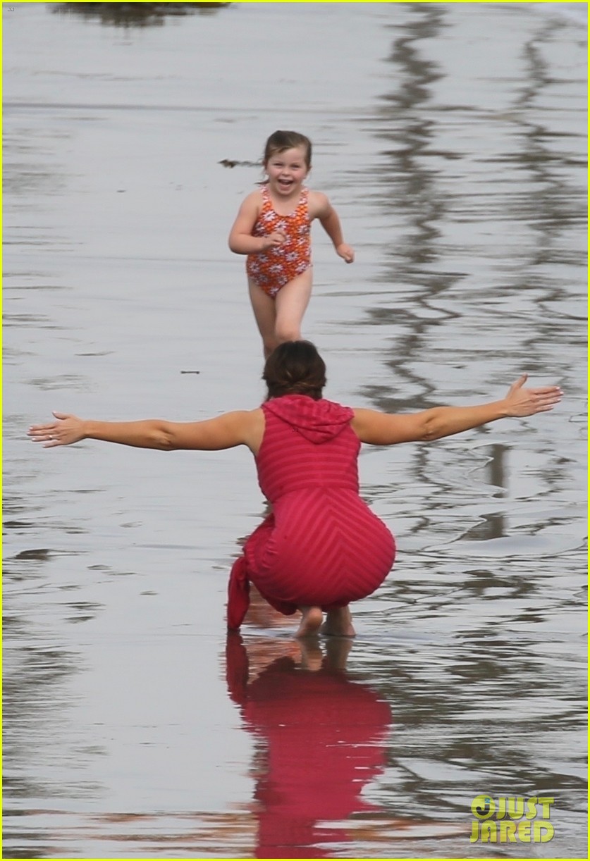 Mandy Moore Goes to the Beach for a 'This Is Us' Scene: Photo 4361286