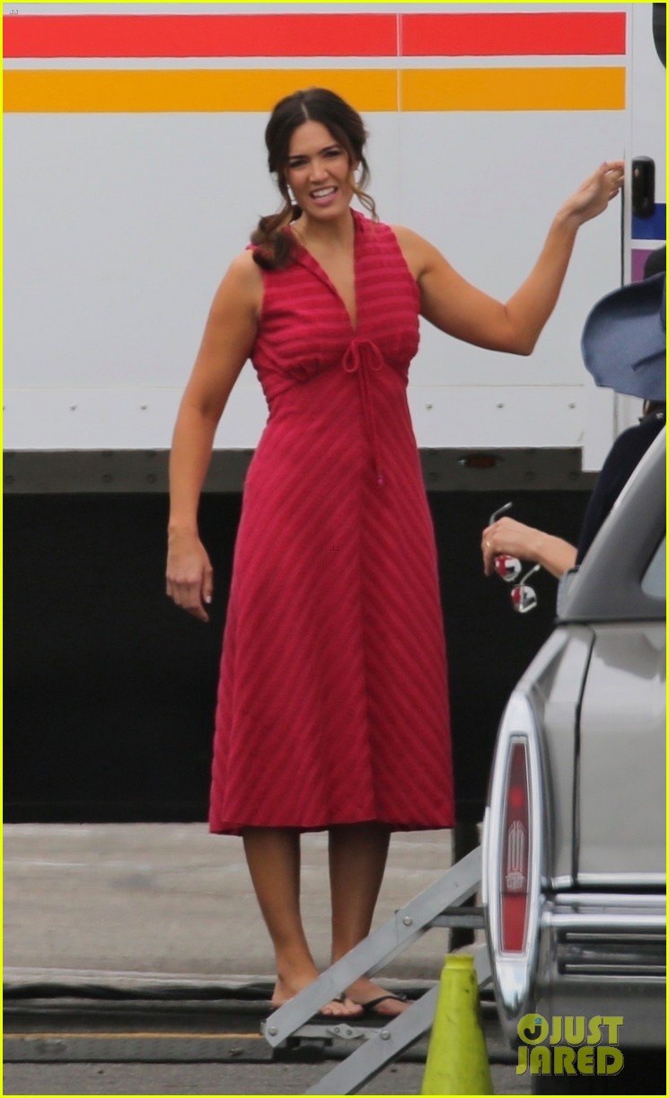 Mandy Moore Goes to the Beach for a 'This Is Us' Scene Photo 4361295