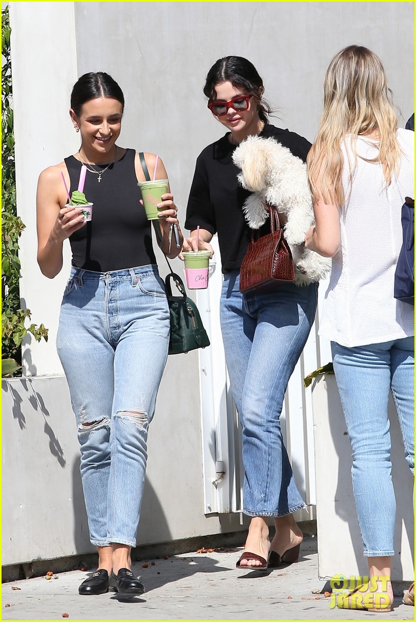 Selena Gomez Visits 'Shark Tank' Set For Late Birthday Surprise Photo