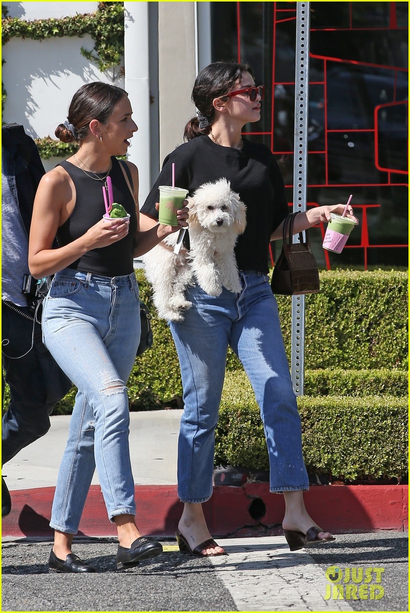 Selena Gomez Visits 'Shark Tank' Set For Late Birthday Surprise Photo