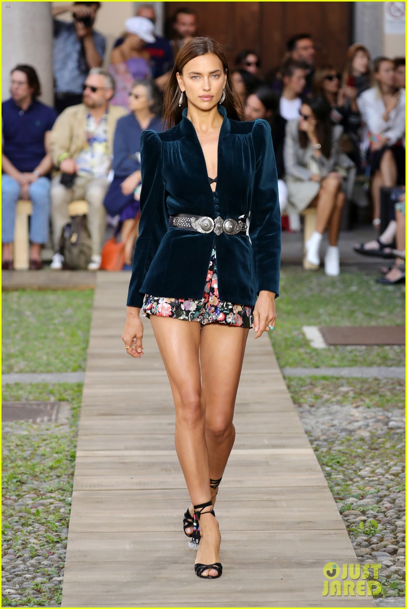 Irina Shayk Continues Milan Fashion Week on Etro Runway!: Photo 4356115